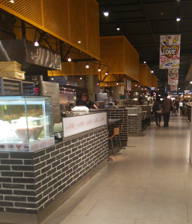 AK FOODHALL内の風景